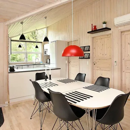 Four-bedroom In 2 Ålbæk